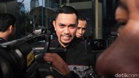Sahroni santai menjawab pertanyaan wartawan.