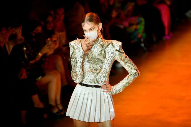 Brand The Blond menampilkan beberapa model memakai Pitta Mask, masker anti polusi. Namun masker dihadirkan dengan gaya yang tak biasa. Masker tampak dihiasi kristal yang berkilauan. Foto: Getty Images