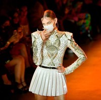 Brand The Blond menampilkan beberapa model memakai Pitta Mask, masker anti polusi. Namun masker dihadirkan dengan gaya yang tak biasa. Masker tampak dihiasi kristal yang berkilauan. Foto: Getty Images