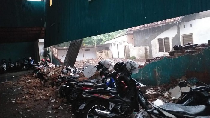 Penampakan tembok ambrol gegara hujan deras dan angin kencang di DIY