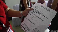 Hasil pemeriksaan para warga lansia akan didata oleh para petugas kesehatan.