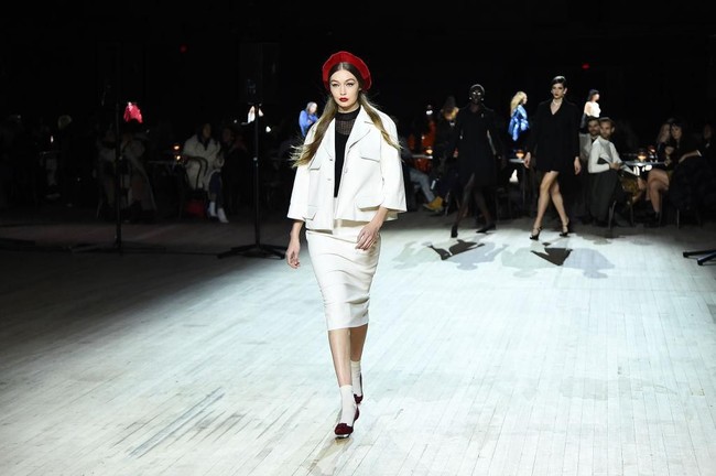 Gigi Hadid ikut tampil menutup New York Fashion Week 2020 dengan melenggang sebagai model koleksi musim gugur 2020 dari Marc Jacobs.  Foto: Getty Images