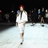 Gigi Hadid ikut tampil menutup New York Fashion Week 2020 dengan melenggang sebagai model koleksi musim gugur 2020 dari Marc Jacobs.  Foto: Getty Images