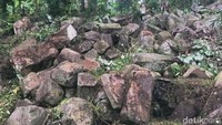 Sekretaris Desa Nagrak, Hendra Juanda, mengatakan bebatuan tersebut sudah lama ada, namun masyarakat cuek karena tidak mengetahui bahwa batu tersebut memiliki nilai sejarah. Lagipula, kawasan tersebut jarang dilintasi warga karena rutenya berbahaya.