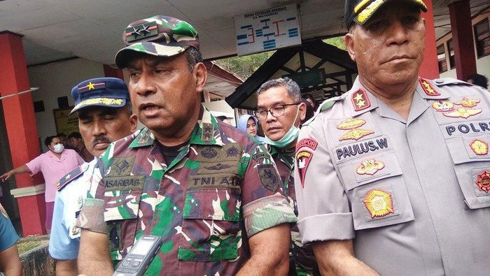 ANTARA FOTO/ Pangdam XVII/Cenderawasih Mayjen TNI Herman Asaribab bersama Kapolda Papua Irjen Paulus Waterpauw