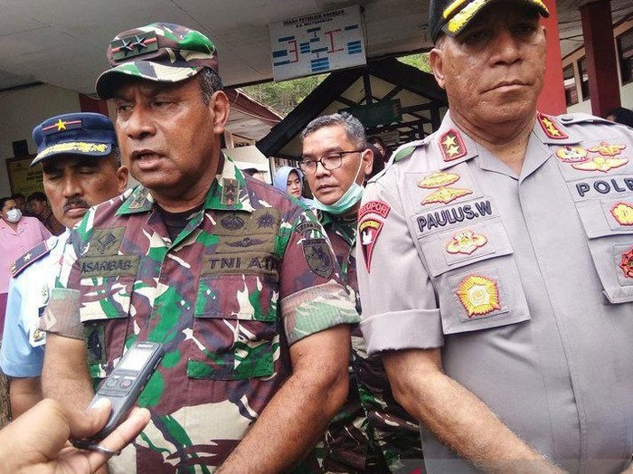 ANTARA FOTO/ Pangdam XVII/Cenderawasih Mayjen TNI Herman Asaribab bersama Kapolda Papua Irjen Paulus Waterpauw