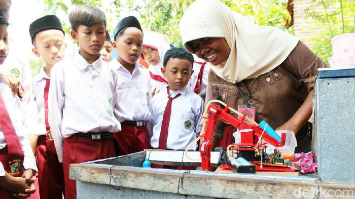 Pemuda Purworejo ini bikin robot pembuat telur dadar mini