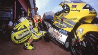 Di musim berikutnya, masih bersama tim Nastro Azzuro Honda, Rossi naik kelas dengan menggunakan Honda NSR500, di musim pertama ia finish di bawah Kenny Roberts Jr. yang menjadi jawara. Foto: Michael Cooper
