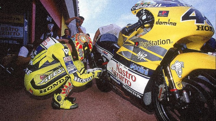 28 May 2000:  Valentino Rossi makes last minute adjustments to his Honda before the Italian Motorcycle 500cc Grand Prix at Mugello in Italy.  Mandatory Credit: Michael Cooper /Allsport