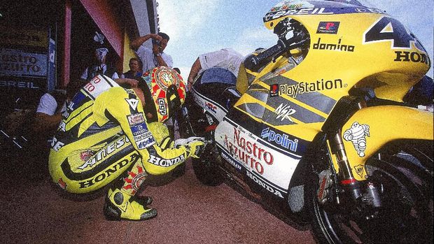 28 May 2000:  Valentino Rossi makes last minute adjustments to his Honda before the Italian Motorcycle 500cc Grand Prix at Mugello in Italy.  Mandatory Credit: Michael Cooper /Allsport