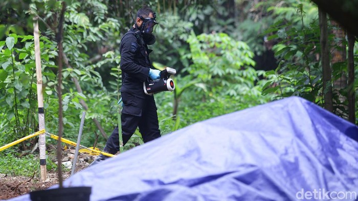 Tim Teknisi Kimia, Biologi, Radioaktif (KBR) dari Korps Brimob Polri diterjunkan ke lokasi yang terpapar radioaktif di Perumahan Batan Indah, Tangerang Selatan (15/2/2020). Tim KBR mengecek di titik paparan radioaktif.