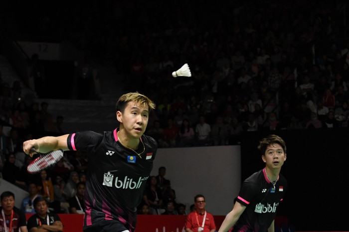 Pebulu tangkis ganda putra Indonesia Marcus Fernaldi Gideon (kiri) dan rekannya Kevin Sanjaya Sukamuljo mengembalikan kok ke arah lawannya asal Malaysia Aaron Chia dan Soh Wooi Yik dalam babak semi final Daihatsu Indonesia Masters 2020 di Istora Senayan, Jakarta, Sabtu (18/1/2020). Ganda putra unggulan pertama yang berjuluk The Minions itu lolos ke babak final usai mengalahkan ganda putra Malaysia dengan skor 21-19 dan 21-19. ANTARA FOTO/Aditya Pradana Putra/pd.
  *** Local Caption ***