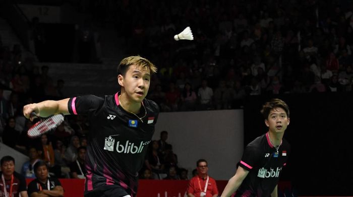 KEVIN/MARCUS, Kevin Sanjaya Sukamuljo, Marcus Fernaldi Gideon Pebulu tangkis ganda putra Indonesia Marcus Fernaldi Gideon (kiri) dan rekannya Kevin Sanjaya Sukamuljo mengembalikan kok ke arah lawannya asal Malaysia Aaron Chia dan Soh Wooi Yik dalam babak semi final Daihatsu Indonesia Masters 2020 di Istora Senayan, Jakarta, Sabtu (18/1/2020). Ganda putra unggulan pertama yang berjuluk The Minions itu lolos ke babak final usai mengalahkan ganda putra Malaysia dengan skor 21-19 dan 21-19. ANTARA FOTO/Aditya Pradana Putra/pd.
*** Local Caption ***