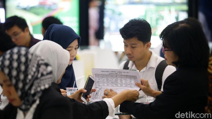 Pengunjung melihat stand PP Properti pada ajang Indonesia Property Expo (IPEX) 2020 di Hall A Jakarta Convention Center (JCC), Senayan, Sabtu (15/2/2020). Dengan mengusung tema The 8iggest Property Collection in Education Cities, PP Properti menghadirkan 8 apartemen yang memiliki nilai jual cukup tinggi lantaran berada dekat dengan fasilitas pendidikan seperti sekolah dan universitas.