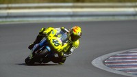 Valentino Rossi memulai debutnya bersama tim Scuderia AGV Aprilia. Bersama tunggangan Aprilia RS 125 ini, ia berhasil melakukan debut dengan menutup poin di posisi 9 klasemen akhir MotoGP kelas 125 cc pada 1996. Foto: Mark Thompson