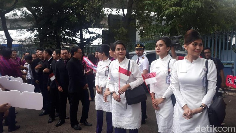 pramugari Batik Air setelah misi kemanusiaan memulangkan WNI dari Wuhan tiba di Jakarta Pramugari Batik Air setelah misi kemanusiaan memulangkan WNI dari Wuhan tiba di Jakarta, Sabtu (15/2/2020).