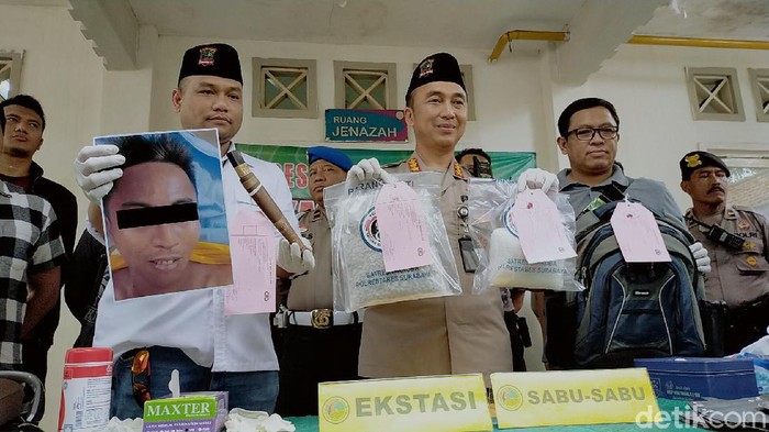 Polisi menembak mati bandar narkoba di Surabaya. Pelaku merupakan kaki tangan dari bandar yang diduga mendekam di lapas.