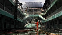 Petugas pemadam kebakaran berusaha memadamkan api yang membakar Sekolah Sentosa, Taman Sari, Mangga Besar, Jakarta.