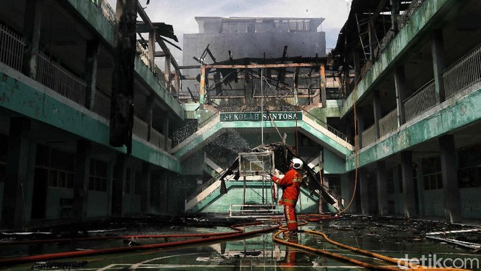 Sekolah Sentosa Mangga Besar Terbakar Petugas pemadam kebakaran berusaha memadamkan api di kawasan Sekolah Sentosa, Taman Sari, Mangga Besar, Jakarta, Sabtu (15/2). Kebakaran tersebut terjadi pada pukul 08.00 WIB. Penyebab kebakaran masih diselediki.