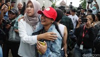 Kedatangan mereka langsung disambut oleh keluarga.