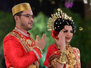 Gelar Mitoni, Raiyah Caesaria dan Cucu Soeharto Danny Rukmana Siap Timang Anak