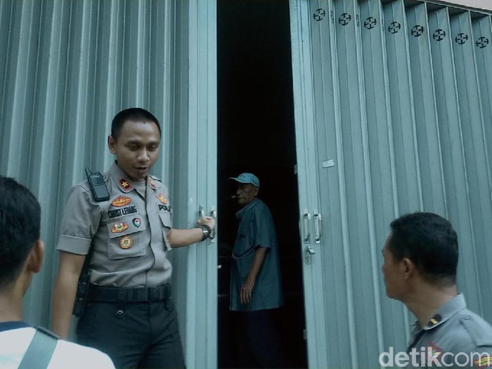Toko emas Subur di Jalan Wonokromo dirampok. Dua penjahat itu menggondol sekitar 200 gram emas.