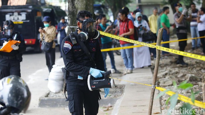 Tim Teknisi Kimia, Biologi, Radioaktif (KBR) dari Korps Brimob Polri diterjunkan ke lokasi yang terpapar radioaktif di Perumahan Batan Indah, Tangerang Selatan (15/2/2020). Tim KBR mengecek di titik paparan radioaktif.