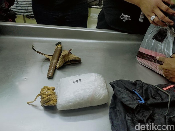 Polisi menembak mati seorang bandar narkoba di Surabaya. Dari tangan sang bandar, polisi menyita satu kg sabu dan 1.000 butir ekstasi.