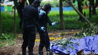 Tim mengecek lokasi yang terpapar radioaktif menggunakan sejumlah alat.