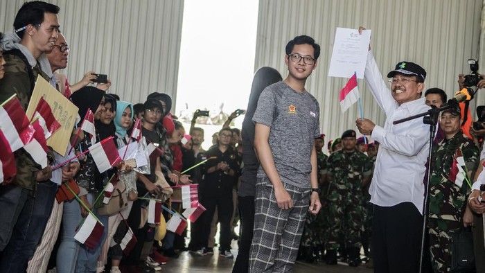 WNI DARI WUHAN DI NATUNA RESMI DIPULANGKAN Sejumlah prajurit TNI bersama masyarakat mengibarkan bendera merah putih saat melepas Warga Negara Indonesia (WNI) yang telah selesai menjalani masa observasi usai dievakuasi dari Wuhan, Provinsi Hubei, China di Hanggar Pangkalan Udara TNI AU Raden Sadjad, Ranai, Natuna, Kepulauan Riau, Sabtu (15/2/2020). Pemerintah melalui Kementerian Kesehatan secara resmi telah memulangkan 238 WNI ke daerah masing-masing karena telah dinyatakan sehat. ANTARA FOTO/Muhammad Adimaja/wsj.