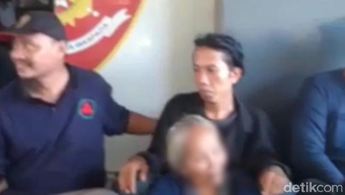 Santang menyerahkan diri ke polisi diantar ibu