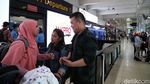 Momen WNI dari Natuna Tiba di Bandara Halim
