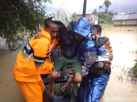 Sungai Babura di Medan Meluap: 60 KK Mengungsi, 1 Warga Lumpuh Dievakuasi