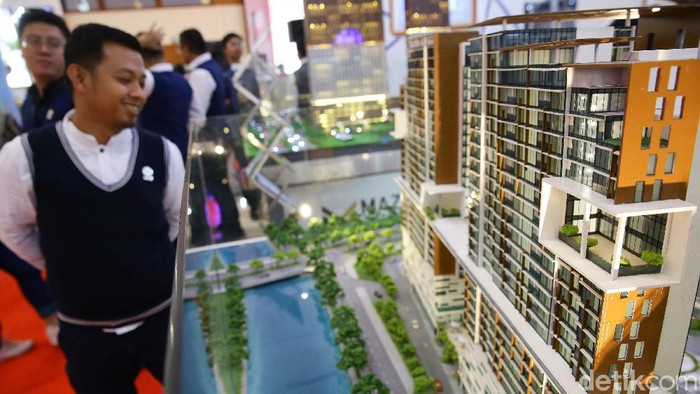 Pengunjung melihat stand PP Properti pada ajang Indonesia Property Expo (IPEX) 2020 di Hall A Jakarta Convention Center (JCC), Senayan, Sabtu (15/2/2020). Dengan mengusung tema 