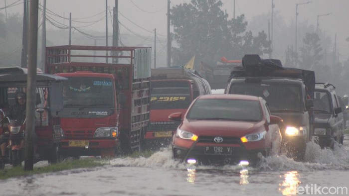 Banjir di Jalan Raya Porong Lama Sidoarjo disebabkan curah hujan yang tinggi. Selain itu, banjir juga diduga karena pompa Pusat Pengendalian Lumpur Sidoarjo (PPLS) tidak aktif.