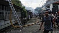 Selain sekolahan, kebakaran juga melanda sejumlah rumah warga.