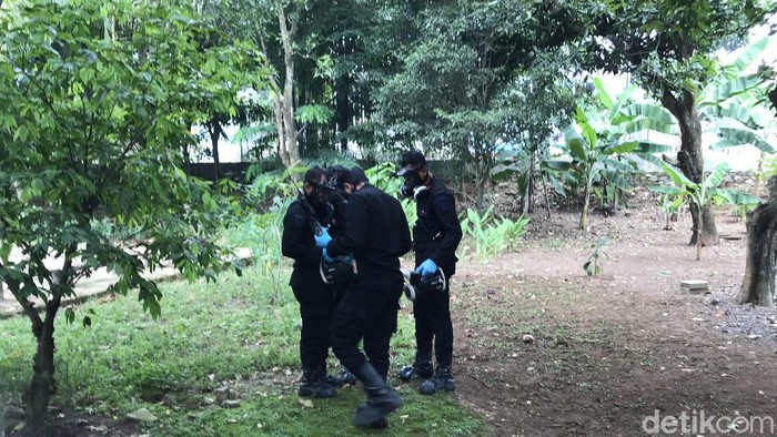 Tim Teknisi Kimia, Biologi, Radioaktif (KBR) dari Korps Brimob Polri diterjunkan ke lokasi terpaparnya radioaktif di Batan Indah. (Foto: Rolando/detikcom)