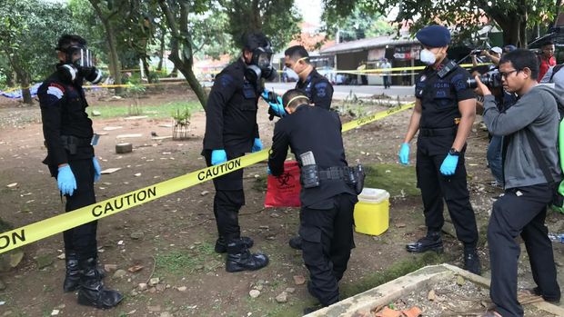 Tim KBR Brimob Ambil Sampel Tanah Terpapar Radioaktif di Batan Indah