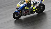 valentino Rossi pada musim 2009. Hasil finis ketiga di Malaysia sudah cukup untuk Rossi demi mengamankan titel dunia 2009. Koleksi poin Rossi menjadi 286, tidak tersusul lagi oleh Lorenzo yang baru mengumpulkan 245 poin dengan satu seri tersisa. Foto: Victor Fraile