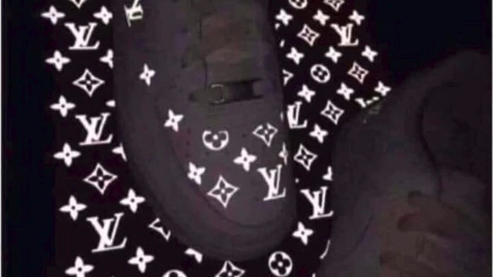 Lagi dan lagi, ilusi optik menjadi perdebatan warganet. Jika dulu memperdebatkan dress berwarna putih-emas atau biru-hitam, kini muncul foto sepatu yang jadi perbincangan hangat.