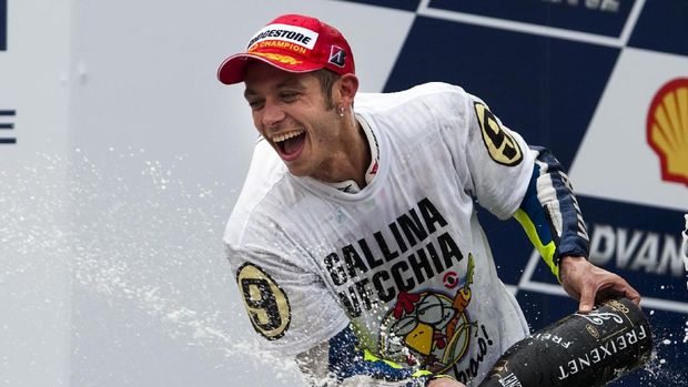 KUALA LUMPUR, MALAYSIA - OCTOBER 25: Fiat Yamaha Team rider Valentino Rossi of Italy celebrates after winning his ninth MotoGP World Championship with his third place in the Malaysian MotoGP, which is round 16 of the MotoGP World Championship at the Sepang Circuit on October 25, 2009 in Kuala Lumpur, Malaysia.  (Photo by Victor Fraile/Getty Images)