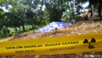 Garis perimeter berwarna kuning bertuliskan Daerah Radiasi Dilarang Melintas itu dipasang oleh Badan Pengawas Tenaga Nuklir (Bapeten).