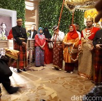 Pernikahan kedua cucu Soeharto dengan Raiyah itu menggunakan adat Bugis, Makassar. Pasangan tersebut menggunakan baju adat Bugis bernuansa merah.  Foto: Danny Rukmana (Asep Syaifullah/detikcom)