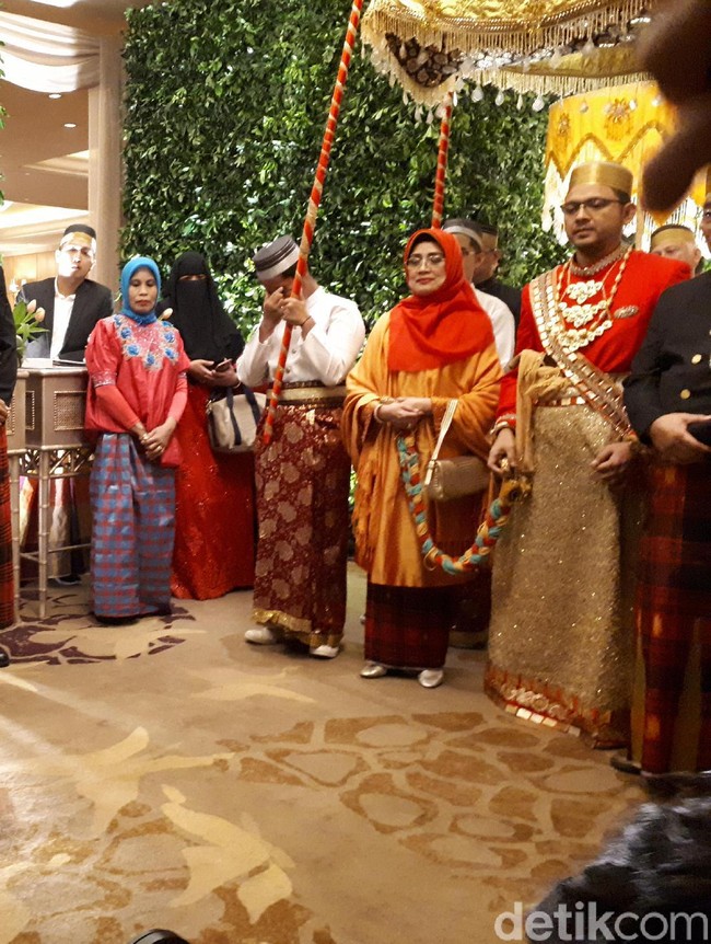 Pernikahan kedua cucu Soeharto dengan Raiyah itu menggunakan adat Bugis, Makassar. Pasangan tersebut menggunakan baju adat Bugis bernuansa merah.  Foto: Danny Rukmana (Asep Syaifullah/detikcom)