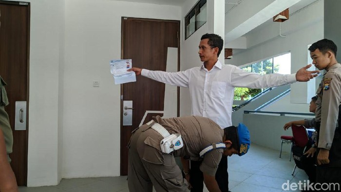Sebanyak 17.006 peserta CPNS dari Ponorogo, Madiun dan Pacitan mengikuti tes SKD di Expotoriun Unmuh Ponorogo. Para peserta diingatkan untuk tidak memakai anting dan ikat pinggang.