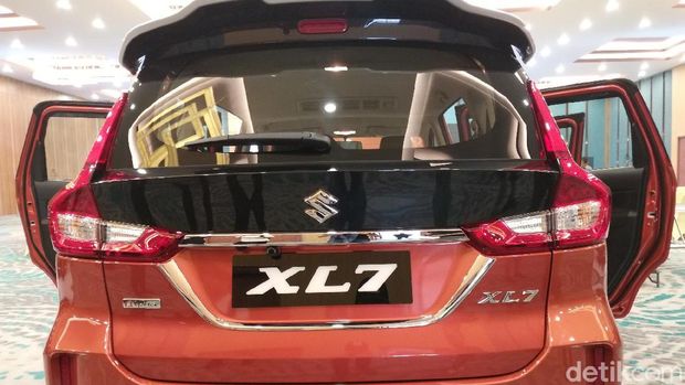 Suzuki XL7 tampak belakang