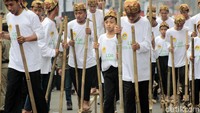 LDII mengikuti parade dengan menggunakan egrang.