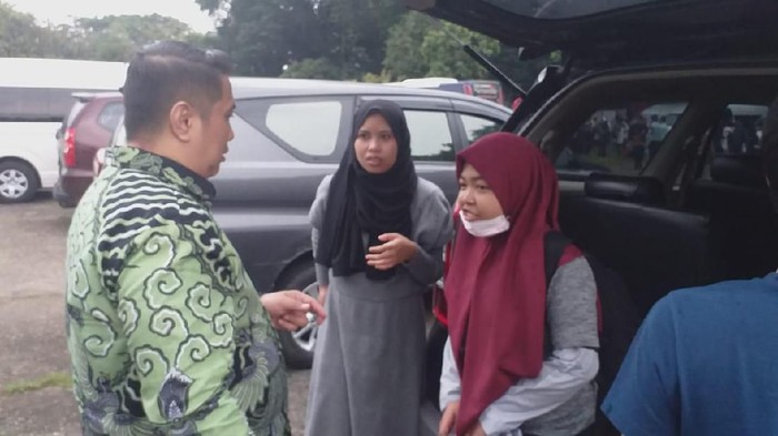 DOK. Pemprov Sulteng/ Mahasiswi asal Sulteng saat tiba di Halim Jakarta dari Natuna usai observasi