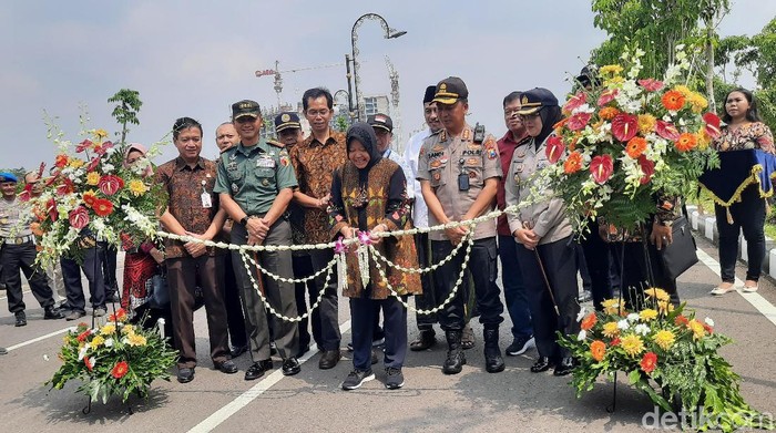 Jalan MERR IIC Gunung Anyar pada sisi barat resmi dibuka Wali Kota Surabaya, Tri Rismaharini. Peresmian dihadiri Forkopimda Surabaya, seluruh kepala OPD, investor Surabaya Timur dan tokoh masyarakat.