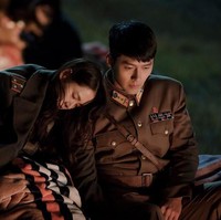 Adegan Crash Landing On You ini adalah saat kapten Ri Jeong Hyeok dan Yoon Se Ri menghabiskan waktu bersama menginap di padang rumput. Mereka terpaksa menginap di padang rumput karena kereta yang membawa mereka ke Pyongyang mengalami gangguan. Foto: Instagram @lim_hyoseon